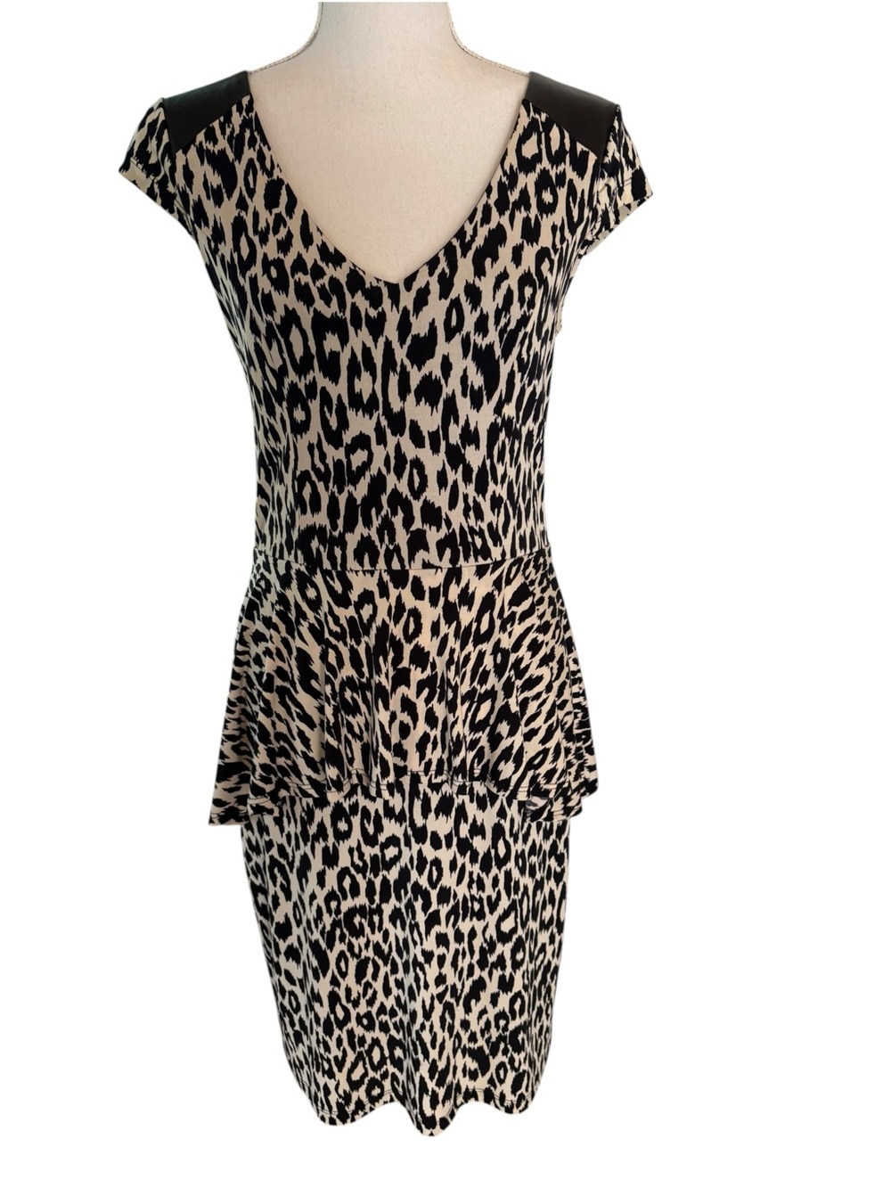 Karen Kane V-Neck Leopard Print Peplum Sleeveless Dress.  Size M